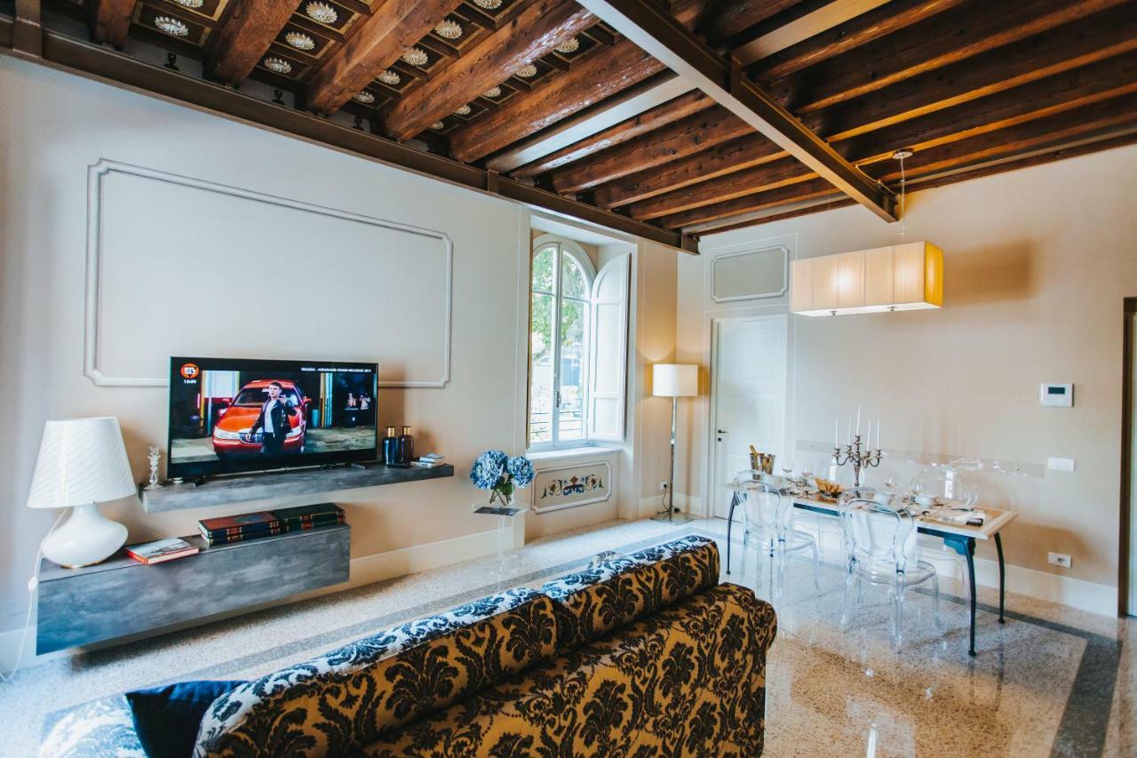 Noble Floor - Luxury Apartment ルッカ エクステリア 写真